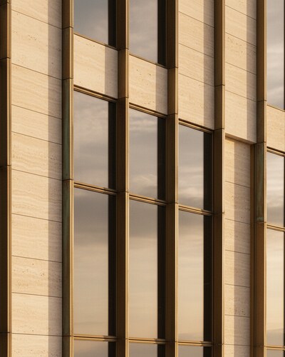 Architecture contemporaine — immeuble travertin et verre, portefeuille immobilier Balestra